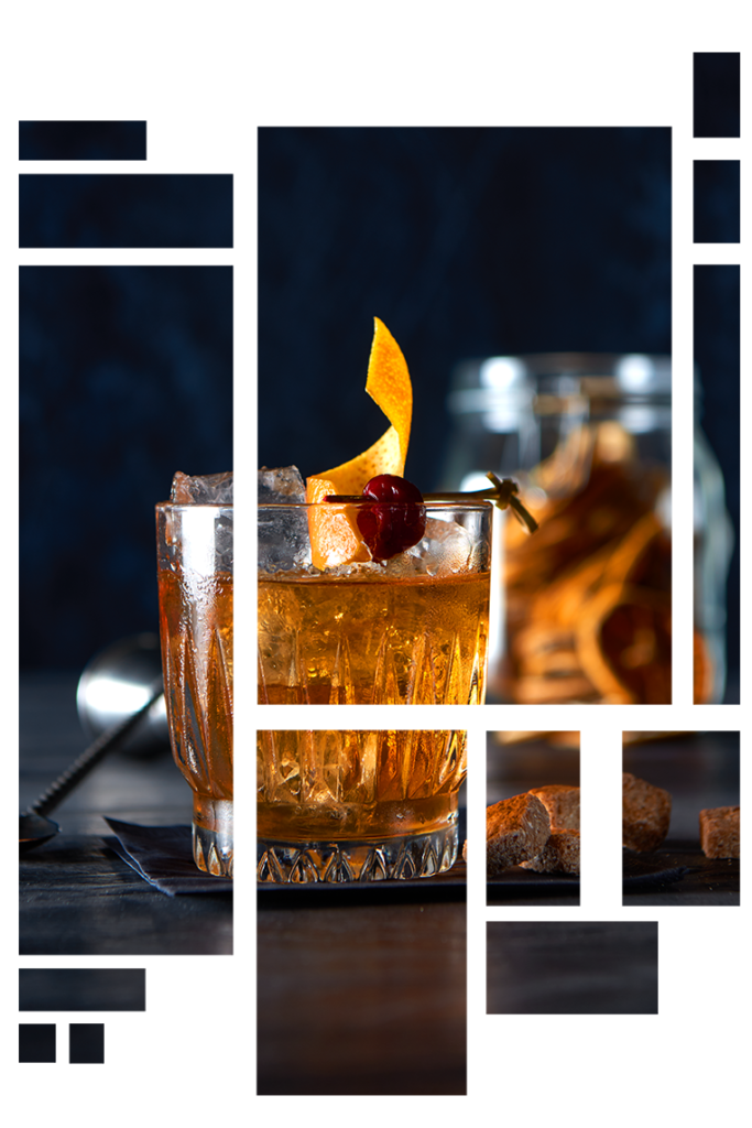 Glas med whisky og appelsinskal. I baggrunden står et glas med tørret appelsinskiver