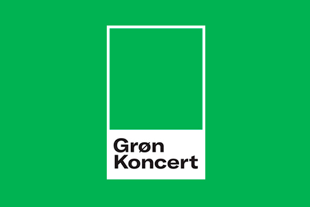 Grøn koncert logo i sort med hvid ramme. På grøn baggrund